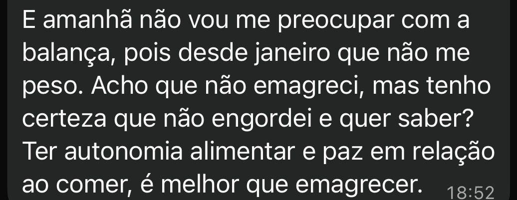 Mensagem de paciente atendida online sobre autonomia e paz acima do número da balança.