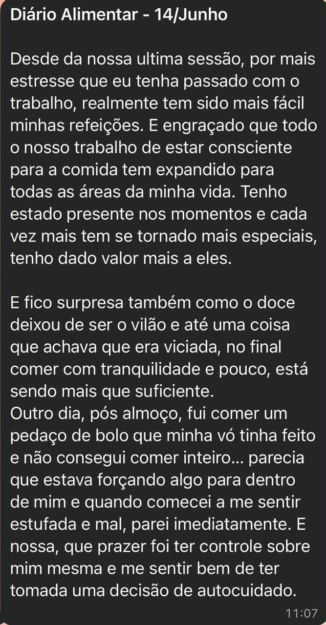 Mensagem de paciente atendida online sobre presença na refeição, saciedade e autocuidado.